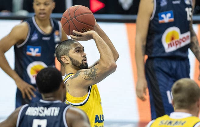 28 02 21, Berlin, Basketball, 1 Bundesliga, easyCredit BBL, Hauptrunde, 21 Spieltag, Mercedes Benz Arena ALBA Berlin HAKRO Merlins Crailsheim ALBAs Peyton Siva holds the ball ready for the free throw ALBA Berlin HAKRO Merlins Crailsheim