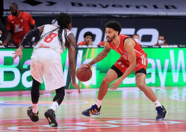 28 02 2021, BBL, FC Bayern vs Wuerzburg S Oliver, Audi Dome Muenchen, basketball, sports, in the picture Robert Lowery S Oliver Wuerzburg vs Nick Weiler Babi FCB Basketball