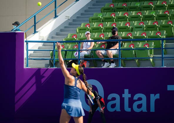 February 28, 2021, DOHA, QATAR: David Witt watches Jessica Pegula during the second qualifications round of the 2021 Qatar Total Open WTA, Tennis Damen 500 tournament. DOHA QATAR - ZUMAa181 20210228_zaa_a181_147 Copyright: xRobxPrangex