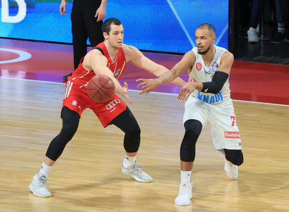 28 02 2021, BBL, FC Bayern vs Wuerzburg S Oliver, Audi Dome Muenchen, basketball, sports, in the picture Paul Zipser FCB Basketball vs Alex King S Oliver Wuerzburg