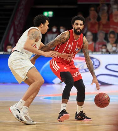 28 02 2021, BBL, FC Bayern vs Würzburg S Oliver, Audi Dome Muenchen, basketball, sports, pictured Tyson Ward S Oliver Wuerzburg vs D J Seeley FCB Basketball
