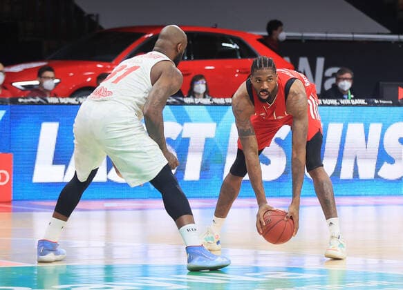 28 02 2021, BBL, FC Bayern vs Würzburg S Oliver, Audi Dome Muenchen, basketball, sports, in the picture Murphy Holloway S Oliver Wuerzburg vs Jalen Reynolds FCB Basketball