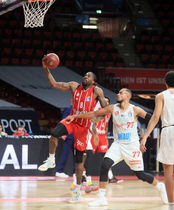 28 02 2021, BBL, FC Bayern vs Wuerzburg S Oliver, Audi Dome Muenchen, basketball, sports, in the picture Jalen Reynolds FCB Basketball vs Alex King S Oliver Wuerzburg