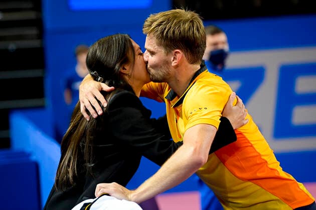 joie de David Goffin (Bel) embrassant sa compagne Stephanie Tuccito TENNIS : Open Sud de France 2021 - Finale Simple messieurs - Montpellier - 28 02 2021 JBAutissier Panoramic 