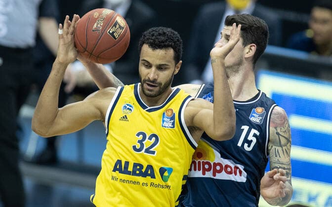 28 02 21, Berlin, Basketball, 1 Bundesliga, easyCredit BBL, Hauptrunde, 21 Spieltag, Mercedes Benz Arena ALBA Berlin HAKRO Merlins Crailsheim ALBAs Johannes Thiemann l fights against Bogdan Radosavljevic of HAKRO Merlins Crailsheim for the ball ALBA Berlin HAKRO Merlins Crailsheim