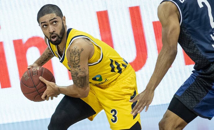 28 02 21, Berlin, Basketball, 1 Bundesliga, easyCredit BBL, Hauptrunde, 21 Spieltag, Mercedes Benz Arena ALBA Berlin HAKRO Merlins Crailsheim ALBAs Peyton Siva plays the ball ALBA Berlin HAKRO Merlins Crailsheim