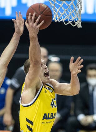 28 02 21, Berlin, Basketball, 1 Bundesliga, easyCredit BBL, Hauptrunde, 21 Spieltag, Mercedes Benz Arena ALBA Berlin HAKRO Merlins Crailsheim ALBAs Luke Sikma jumps with the ball to the basket ALBA Berlin HAKRO Merlins Crailsheim