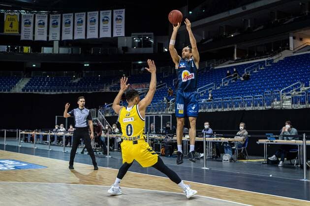 Basketball Berlin 28 02 2021 Season 2020 2021 1 Bundesliga easyCredit BBL Alba Berlin HAKRO Merlins Crailsheim Elias Lasisi Crailsheim, No 06 Maodo Lo Alba Berlin, No 00