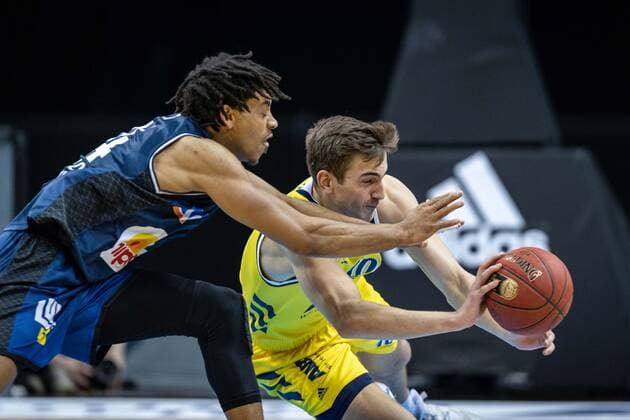 Basketball Berlin 28 02 2021 Season 2020 2021 1 Bundesliga easyCredit BBL Alba Berlin HAKRO Merlins Crailsheim Tim Schneider Alba Berlin, No 10 Jeremy Jones Crailsheim, No 24