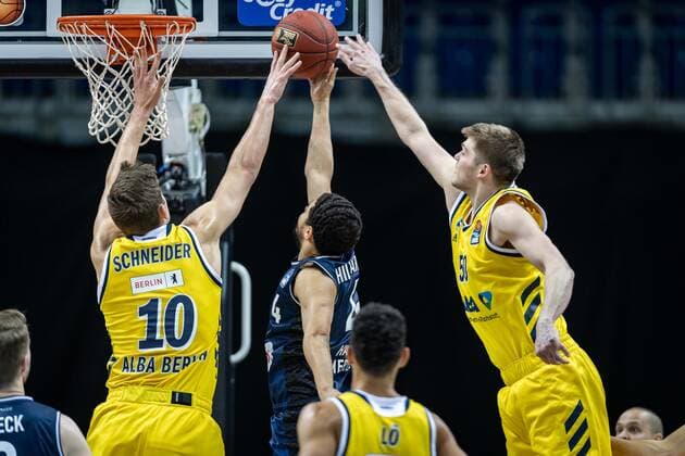 Basketball Berlin 28 02 2021 Season 2020 2021 1 Bundesliga easyCredit BBL Alba Berlin HAKRO Merlins Crailsheim Nimrod Hilliard Crailsheim, No 04 Ben Lammers Alba Berlin, No 50 Tim Schneider Alba Berlin, No 10