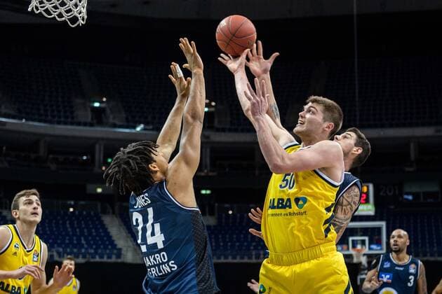Basketball Berlin 28 02 2021 Season 2020 2021 1 Bundesliga easyCredit BBL Alba Berlin HAKRO Merlins Crailsheim Ben Lammers Alba Berlin, No 50 Jeremy Jones Crailsheim, No 24