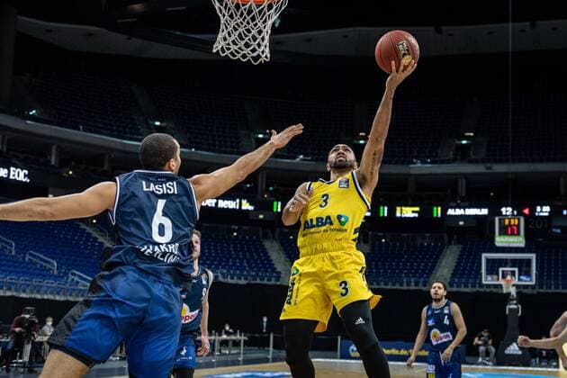 Basketball Berlin 28 02 2021 Season 2020 2021 1 Bundesliga easyCredit BBL Alba Berlin HAKRO Merlins Crailsheim Peyton Siva Alba Berlin, No 03 Elias Lasisi Crailsheim, No 06