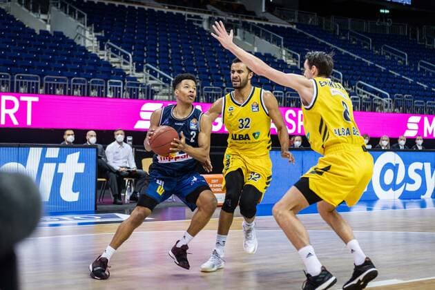 Basketball Berlin 28 02 2021 Season 2020 2021 1 Bundesliga easyCredit BBL Alba Berlin HAKRO Merlins Crailsheim Trae Bell Haynes Crailsheim, No 08 Marcus Eriksson Alba Berlin, No 08 Johannes Thiemann Alba Berlin, No 32