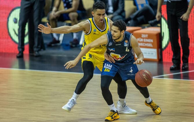 28 02 21, Berlin, Basketball, 1 Bundesliga, easyCredit BBL, Hauptrunde, 21 Spieltag, Mercedes Benz Arena ALBA Berlin HAKRO Merlins Crailsheim ALBAs Maodo Lo l fights for the ball against Nimrod Hilliard of HAKRO Merlins Crailsheim ALBA Berlin HAKRO Merlins Crailsheim