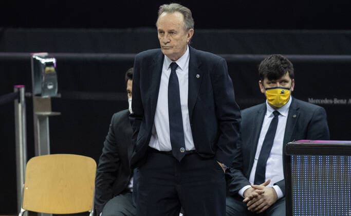 28 02 21, Berlin, Basketball, 1 Bundesliga, easyCredit BBL, Hauptrunde, 21 Spieltag, Mercedes Benz Arena ALBA Berlin HAKRO Merlins Crailsheim ALBAs Head Coach Aito Garcia Reneses l follows the game next to Co Coach Sebastian Trzciona ALBA Berlin HAKRO Merlins Crailsheim