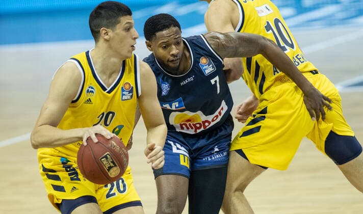 28 02 21, Berlin, Basketball, 1 Bundesliga, easyCredit BBL, Hauptrunde, 21 Spieltag, Mercedes Benz Arena ALBA Berlin HAKRO Merlins Crailsheim Haywood Highsmith M of HAKRO Merlins Crailsheim fights for the ball against ALBAs Simone Fontecchio l and Tim Schneider ALBA Berlin HAKRO Merlins Crailsheim