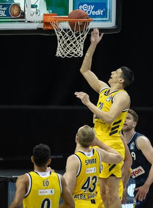 28 02 21, Berlin, Basketball, 1 Bundesliga, easyCredit BBL, Hauptrunde, 21 Spieltag, Mercedes Benz Arena ALBA Berlin HAKRO Merlins Crailsheim ALBAs Simone Fontecchio r puts the ball in the basket ALBA Berlin HAKRO Merlins Crailsheim