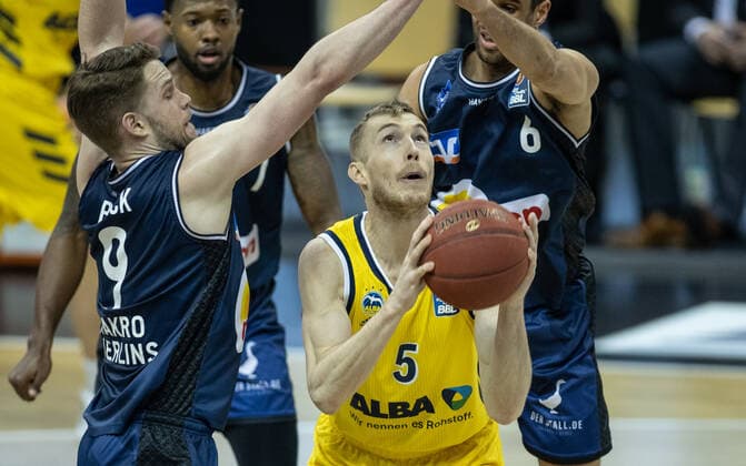 28 02 21, Berlin, Basketball, 1 Bundesliga, easyCredit BBL, Hauptrunde, 21 Spieltag, Mercedes Benz Arena ALBA Berlin HAKRO Merlins Crailsheim ALBAs Niels Giffey 2 v r plays the ball against Fabian Bleck l , Haywood Highsmith and Elias Lasisi r of HAKRO Merlins Crailsheim ALBA Berlin HAKRO Merlins Crailsheim