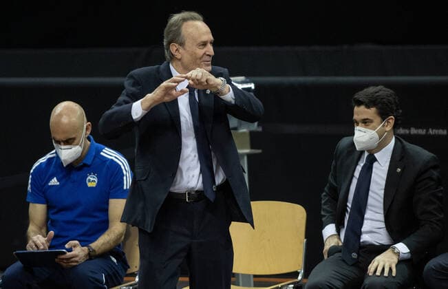 28 02 21, Berlin, Basketball, 1 Bundesliga, easyCredit BBL, Hauptrunde, 21 Spieltag, Mercedes Benz Arena ALBA Berlin HAKRO Merlins Crailsheim ALBAs athletic trainer Pepe Silva Moreno l r , head coach Aito Garcia Reneses and co-trainer Israel Gonzalez watch the game from the sidelines ALBA Berlin HAKRO Merlins Crailsheim