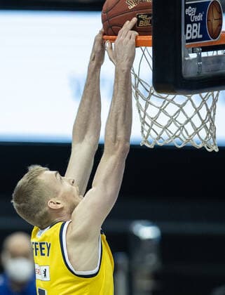 28 02 21, Berlin, Basketball, 1 Bundesliga, easyCredit BBL, Hauptrunde, 21 Spieltag, Mercedes Benz Arena ALBA Berlin HAKRO Merlins Crailsheim ALBAs Niels Giffey puts the ball in the basket and hangs on to it ALBA Berlin HAKRO Merlins Crailsheim