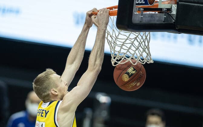 28 02 21, Berlin, Basketball, 1 Bundesliga, easyCredit BBL, Hauptrunde, 21 Spieltag, Mercedes Benz Arena ALBA Berlin HAKRO Merlins Crailsheim ALBAs Niels Giffey puts the ball in the basket and hangs on to it ALBA Berlin HAKRO Merlins Crailsheim