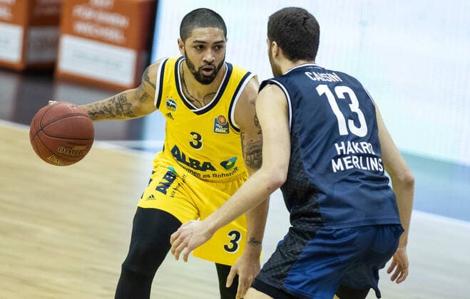 28 02 21, Berlin, Basketball, 1 Bundesliga, easyCredit BBL, Hauptrunde, 21 Spieltag, Mercedes Benz Arena ALBA Berlin HAKRO Merlins Crailsheim ALBAs Peyton Siva l fights against Radii Caisin of HAKRO Merlins Crailsheim for the ball ALBA Berlin HAKRO Merlins Crailsheim