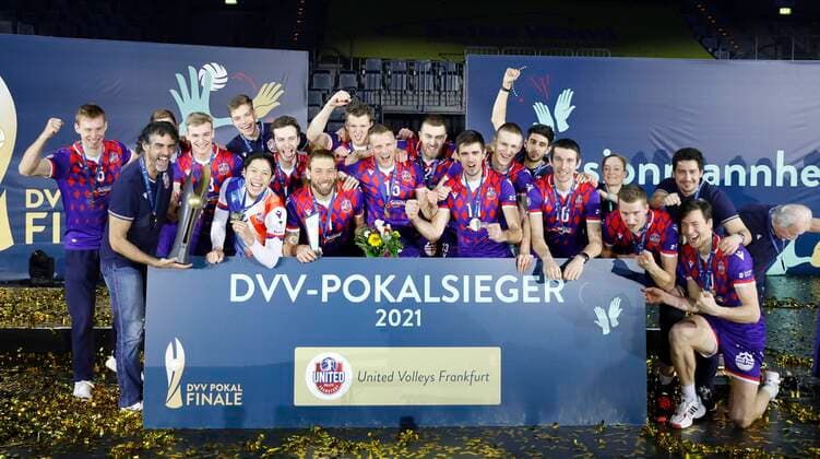 Bilder des Jahres 2021, Sport 02 Februar Sport Themen der Woche KW08 Sport Bilder des Tages Deutschland - Mannheim - 28.02.2021 Volleyball - Baden-Württemberg - DVV Pokalfinale - Männer Saison 2020 2021 Netzhoppers Königs Wusterhausen Bestensee (schwarz) - United Volleys Frankfurt (rot-blau) v.l. Pokalsieger United Volleys Frankfurt 2021 Netzhoppers KW-Bestensee - United Volleys Frankfurt *** Germany Mannheim 28 02 2021 Volleyball Baden Württemberg DVV Cup Final Men Season 2020 2021 Netzhoppers Königs Wusterhausen Bestensee black United Volleys Frankfurt red blue v l Cup Winner United Volleys Frankfurt 2021 Sport Netzhoppers KW Bestensee United Volleys Frankfurt