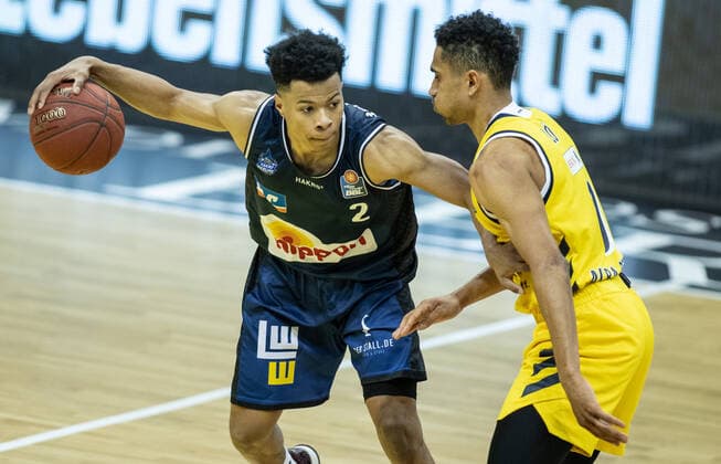 28 02 21, Berlin, Basketball, 1 Bundesliga, easyCredit BBL, Hauptrunde, 21 Spieltag, Mercedes Benz Arena ALBA Berlin HAKRO Merlins Crailsheim Trae Bell Haynes of HAKRO Merlins Crailsheim fights against ALBAs Maodo Lo r for the ball ALBA Berlin HAKRO Merlins Crailsheim