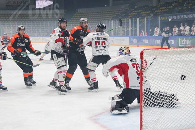 Loewen Frankfurt - EHC Freiburg, DEL 2 Goal for the Loewen Frankfurt to 1 0 by Mike Mieszkowski Loewen Frankfurt, 48, center, who gives goalkeeper Ben Meisner EHC Freiburg, 37 no chance with his long-range shot Alexander Brueckmann EHC Freiburg, 86 and Peter Spornberger EHC Freiburg, 16 can not intervene Ice hockey game of the DEL 2 between the Loewen Frankfurt and the EHC Freiburg on 28 February 2021 in the Eissporthalle Frankfurt am Main , Frankfurt am Main Hesse Germany Eissporthalle