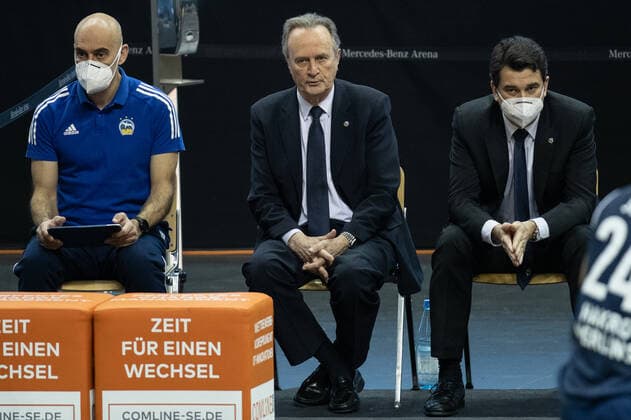 28 02 21, Berlin, Basketball, 1 Bundesliga, easyCredit BBL, Hauptrunde, 21 Spieltag, Mercedes Benz Arena ALBA Berlin HAKRO Merlins Crailsheim ALBAs athletic trainer Pepe Silva Moreno l r , head coach Aito Garcia Reneses and co-trainer Israel Gonzalez watch the game from the sidelines ALBA Berlin HAKRO Merlins Crailsheim