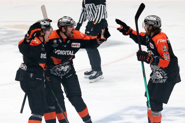 Goal celebration by goal scorer Mike Mieszkowski Löwen Frankfurt, Nr 48 to 1 0 after assist by Eric Stephan Löwen Frankfurt, Nr 10 , Löwen Frankfurt vs EHC Freiburg , DEL2, Ice Hockey, 2020 2021 season, 28 02 2021,