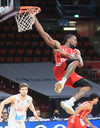 28 02 2021, BBL, FC Bayern vs Würzburg S Oliver, Audi Dome Muenchen, basketball, sports, pictured dunking by Jalen Reynolds FCB Basketball