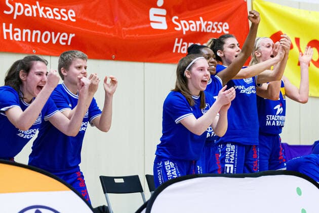 Hannover, Germany 28 February 2021 1 BBL Women 2020 2021 TK Hannover vs BC Pharmaserv Marburg The Marburg team on the bench cheers Sporthalle Birkenstraße Lower Saxony Copyright: xFotostandx xxMattheyx