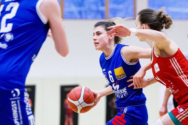 Hannover, Germany 28 February 2021 1 BBL Women 2020 2021 TK Hannover vs BC Pharmaserv Marburg v li in duel Theresa Simon Marburg and Mante Kvederaviciute Hannover Sporthalle Birkenstraße Niedersachsen Copyright: xFotostandx xxMattheyx