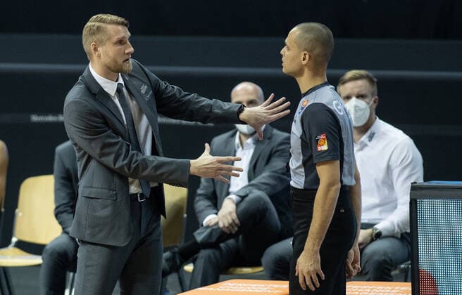 28 02 21, Berlin, Basketball, 1 Bundesliga, easyCredit BBL, Hauptrunde, 21 Spieltag, Mercedes Benz Arena ALBA Berlin HAKRO Merlins Crailsheim Head Coach Tuomas Iisalo l of HAKRO Merlins Crailsheim talks gesticulating with the referee ALBA Berlin HAKRO Merlins Crailsheim