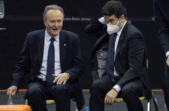 28 02 21, Berlin, Basketball, 1 Bundesliga, easyCredit BBL, Hauptrunde, 21 Spieltag, Mercedes Benz Arena ALBA Berlin HAKRO Merlins Crailsheim ALBAs Head Coach Aito Garcia Reneses laughs next to Co Coach Israel Gonzalez ALBA Berlin HAKRO Merlins Crailsheim