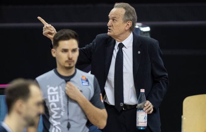 28 02 21, Berlin, Basketball, 1 Bundesliga, easyCredit BBL, Hauptrunde, 21 Spieltag, Mercedes Benz Arena ALBA Berlin HAKRO Merlins Crailsheim ALBAs Head Coach Aito Garcia Reneses points a finger at the board ALBA Berlin HAKRO Merlins Crailsheim