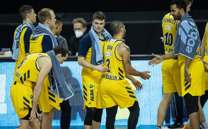 28 02 21, Berlin, Basketball, 1 Bundesliga, easyCredit BBL, Hauptrunde, 21 Spieltag, Mercedes Benz Arena ALBA Berlin HAKRO Merlins Crailsheim ALBAs Johannes Thiemann r l , Tim Schneider, Peyton Siva, Jonas Mattisseck, Luke Sikma, Simone Fontecchio and Marcus Eriksson high-five each other laughing ALBA Berlin HAKRO Merlins Crailsheim