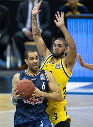 28 02 21, Berlin, Basketball, 1 Bundesliga, easyCredit BBL, Hauptrunde, 21 Spieltag, Mercedes Benz Arena ALBA Berlin HAKRO Merlins Crailsheim Elias Lasisi of HAKRO Merlins Crailsheim fights against ALBAs Peyton Siva r for the ball ALBA Berlin HAKRO Merlins Crailsheim