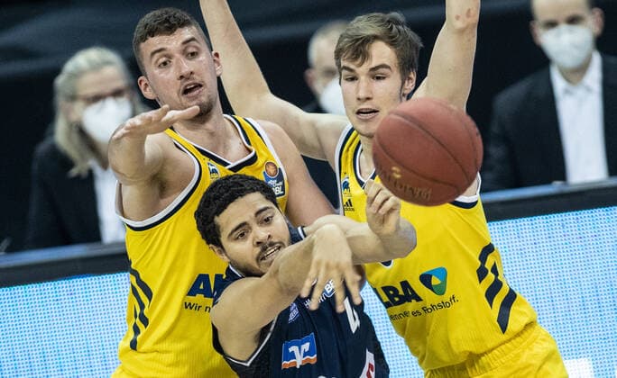 28 02 21, Berlin, Basketball, 1 Bundesliga, easyCredit BBL, Hauptrunde, 21 Spieltag, Mercedes Benz Arena ALBA Berlin HAKRO Merlins Crailsheim Nimrod Hilliard M of HAKRO Merlins Crailsheim fights against ALBAs Maodo Lo l and Malte Delow for the ball ALBA Berlin HAKRO Merlins Crailsheim