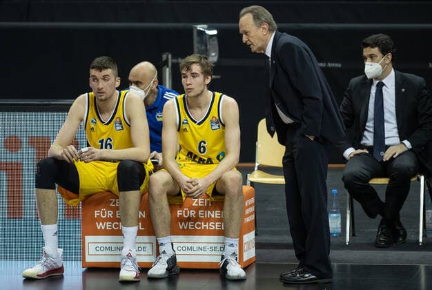 28 02 21, Berlin, Basketball, 1 Bundesliga, easyCredit BBL, Hauptrunde, 21 Spieltag, Mercedes Benz Arena ALBA Berlin HAKRO Merlins Crailsheim ALBAs Head Coach Aito Garcia Reneses bends to Malte Delow M and Kresimir Nikic l ALBA Berlin HAKRO Merlins Crailsheim