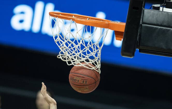 28.02.21, Berlin, Basketball, 1. Bundesliga, easyCredit BBL, Hauptrunde, 21.Spieltag, Mercedes Benz Arena: ALBA Berlin - HAKRO Merlins Crailsheim. Ein Basketball landet im Korb. ALBA Berlin - HAKRO Merlins Crailsheim