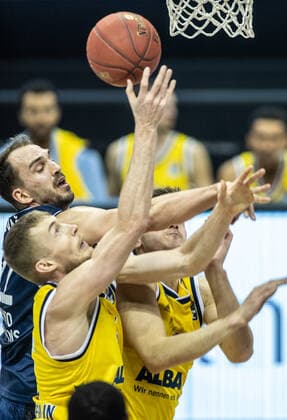 28 02 21, Berlin, Basketball, 1 Bundesliga, easyCredit BBL, Hauptrunde, 21 Spieltag, Mercedes Benz Arena ALBA Berlin HAKRO Merlins Crailsheim Dejan Kovacevic l r of HAKRO Merlins Crailsheim fights against ALBAs Niels Giffey and Tim Schneider for the ball ALBA Berlin HAKRO Merlins Crailsheim