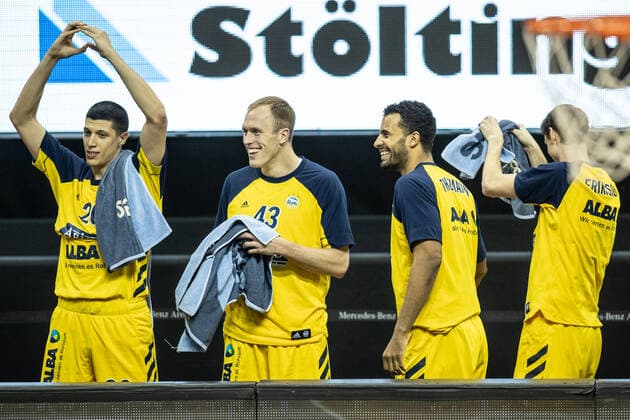 28 02 21, Berlin, Basketball, 1 Bundesliga, easyCredit BBL, Hauptrunde, 21 Spieltag, Mercedes Benz Arena ALBA Berlin HAKRO Merlins Crailsheim ALBAs Simone Fontecchio l r , Luke Sikma, Johannes Thiemann and Marcus Eriksson celebrate after the victory ALBA Berlin HAKRO Merlins Crailsheim