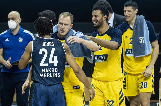 28 02 21, Berlin, Basketball, 1 Bundesliga, easyCredit BBL, Hauptrunde, 21 Spieltag, Mercedes Benz Arena ALBA Berlin HAKRO Merlins Crailsheim Jeremy Jones l r of HAKRO Merlins Crailsheim congratulates ALBAs Luke Sikma, Johannes Thiemann and Simone Fontecchio on the victory ALBA Berlin HAKRO Merlins Crailsheim