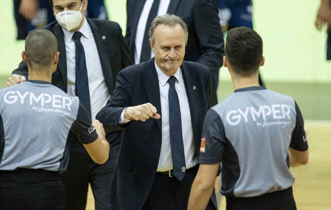 28 02 21, Berlin, Basketball, 1 Bundesliga, easyCredit BBL, Hauptrunde, 21 Spieltag, Mercedes Benz Arena ALBA Berlin HAKRO Merlins Crailsheim ALBAs Head Coach Aito Garcia Reneses M thanks the referees ALBA Berlin HAKRO Merlins Crailsheim