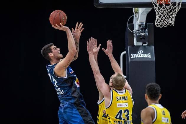 Basketball Berlin 28 02 2021 Season 2020 2021 1 Bundesliga easyCredit BBL Alba Berlin HAKRO Merlins Crailsheim Bogdan Radosavljevic Crailsheim, No 15 Luke Sikma Alba Berlin, No 43