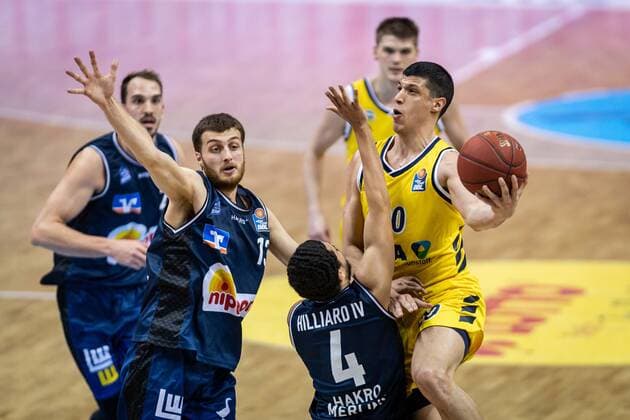 Basketball Berlin 28 02 2021 Season 2020 2021 1 Bundesliga easyCredit BBL Alba Berlin HAKRO Merlins Crailsheim Simone Fontecchio Alba Berlin, No 20 Nimrod Hilliard Crailsheim, No 04