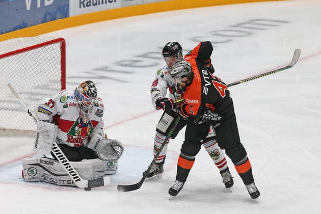 Alexej Dmitriev Löwen Frankfurt, No 42 with the final attempt against Goalie goalkeeper Benjamin Meisner EHC Freiburg, No 37 , Löwen Frankfurt against EHC Freiburg , DEL2, Ice hockey, season 2020 2021, 28 02 2021,