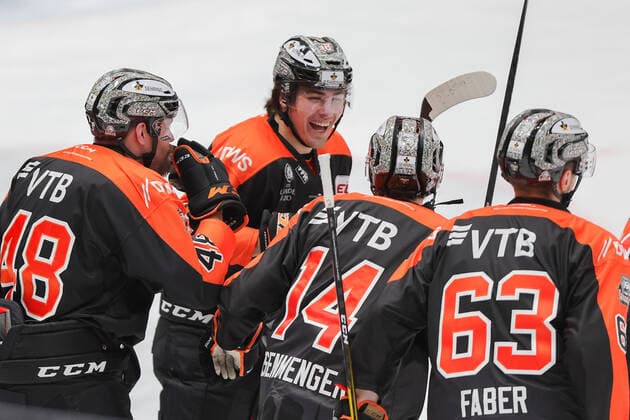 Loewen Frankfurt - EHC Freiburg, DEL 2 Darren Mieszkowski Loewen Frankfurt, 18 cheers after the goal to 3 1 Left Mike Mieszkowski Loewen Frankfurt, 48 , right Magnus Eisenmenger Loewen Frankfurt, 14 and Maximilian Faber Loewen Frankfurt, 63 Ice hockey match of the DEL 2 between the Loewen Frankfurt and the EHC Freiburg on 28 February 2021 at the Eissporthalle Frankfurt am Main , Frankfurt am Main Hessen Germany Eissporthalle